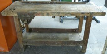 A vintage tool bench with under shelf and attached vice (H82 x L153 x D61cm)
