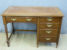 A leather inset mahogany desk (H72 x W106 x D54cm)