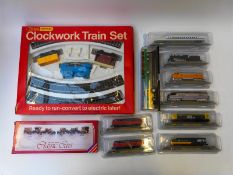 Tri-ang Hornby 00 gauge clockwork train set RS86 together with 15 N gauge model trains and vehicles,