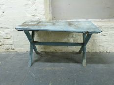 A painted tavern table (H73 x L120 x W55cm)