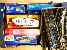 Thirty Hornby Dublo 00 gauge carriages,