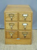 An oak desktop cabinet of six drawers of shopfitting/haberdashery interest (H40 x W33 x D45cm)