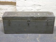 A large grey painted pine chest/trunk (H45 x L105 x D30cm)