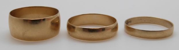 Three 9ct gold wedding bands, 9.