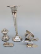 A Goldsmiths & Silversmiths Company George V hallmarked silver novelty ashtray / cigar holder to