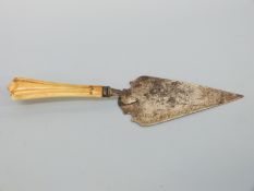 An Edward VII hallmarked silver presentation trowel commemorating R W Shakespeare on his second