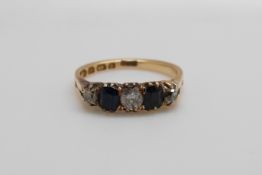 An 18ct gold ring set with three diamonds and two sapphires (size M)