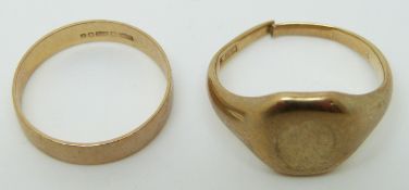 A 9ct gold signet ring and a 9ct gold wedding band (6.