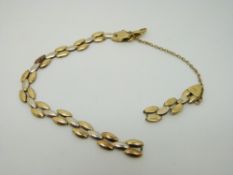 An 18ct gold bracelet made up of oval links (10.