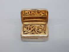A George III hallmarked silver vinaigrette with gilt wash interior,