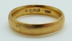A 22ct gold wedding ring, 6.