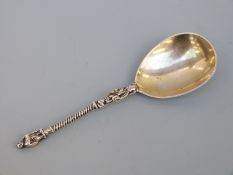 A Victorian hallmarked silver caddy spoon with gilt bowl, London 1880 maker Holland, Son & Slater,
