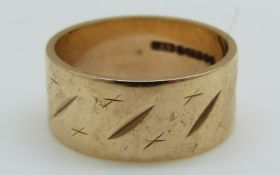 A 9ct gold wedding band, 5.