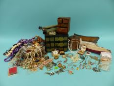 A collection of silver jewellery to include silver Albert.