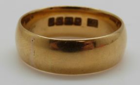 An 18ct gold wedding ring, 7.
