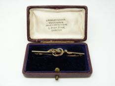 A hallmarked 15ct gold brooch set with blue topaz,