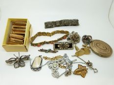 A collection of jewellery to include Victorian yellow metal brooch marked 15,