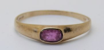 A 9ct gold rings set with a ruby (size R)