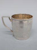 A Georgian hallmarked silver tankard with concentric banded decoration, London 1800,