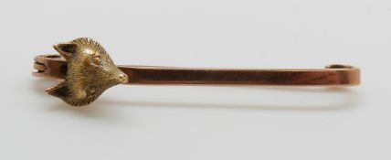 A 9ct gold brooch with textured fox's head, 4.4cm, 3.