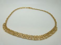 A 9ct gold necklace with textured detail, 25.