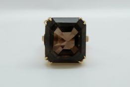 An 18ct gold ring set with an emerald cut smoky quartz (size O)