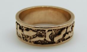 A 9ct gold ring with textured decoration, 5.