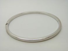 A 9ct white gold bangle, 5.