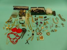 A collection of costume jewellery to include brooches, French jet, brooches, silver chain,