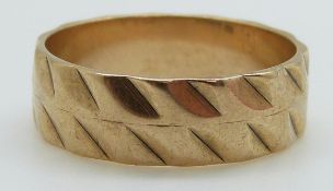 A 9ct wedding band, 3.