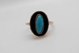 A yellow metal ring set with black onyx with a turquoise to the centre (size M)