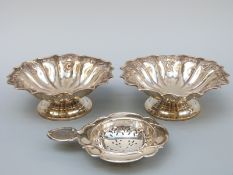 A pair of George V Goldsmiths & Silversmiths Company pedestal bon bon dishes with lobed and