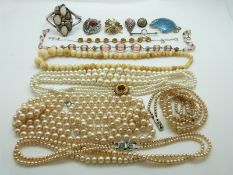 A collection of costume jewellery to include silver necklace, silver brooch,