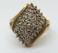 A 9ct gold ring set with diamonds in a cluster, total diamond weight 0.21ct, 3.