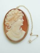 A 9ct gold brooch set with a cameo depicting a lady