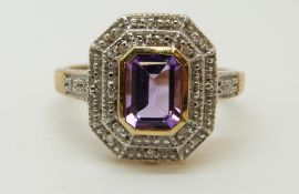 A 9ct gold ring set with an amethyst and diamonds (size M)