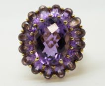 A 9ct gold ring set with amethysts (size M)