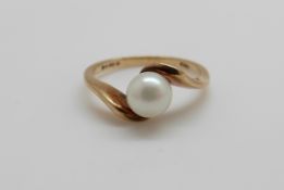 A 9ct gold ring set with a pearl, 2.