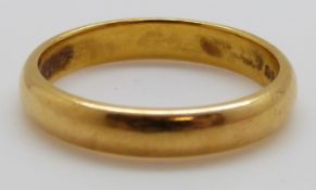 A 22ct gold wedding band, 5.