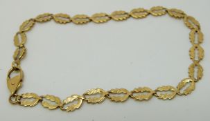 A yellow metal bracelet made up of foliate links (4.