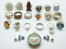 Fourteen silver rings including pearl set, amber,