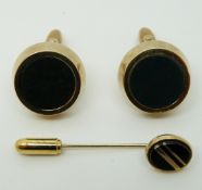 A pair of 9ct gold cufflinks set with bloodstone (9.