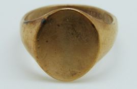 A 9ct gold signet ring, 4.