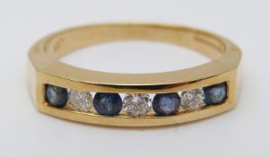 An 18ct gold ring set with alternating sapphires and diamonds (size M)