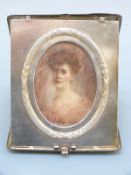 A George V Mappin & Webb travelling photograph frame, maximum diameter of aperture 7cm, London 1911,