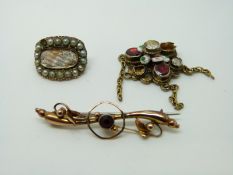 A 9ct gold brooch set with a garnet,