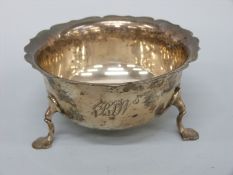 An Edward VII hallmarked silver sugar bowl raised on three feet, Chester 1907 maker Pearce & Son,