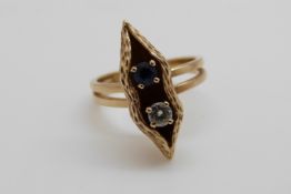 A 14k gold ring in the form of a pod set with a sapphire and diamond (size M)
