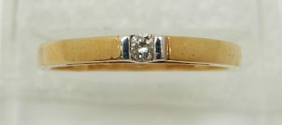 An 18ct gold ring set with a diamond, 2.