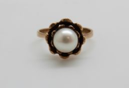 A 9ct gold ring set with a pearl, 2.